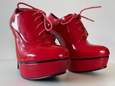 High Heels Stiefeletten Oxford-Style Schnürung schwarz Lackleder rot Absatz 14