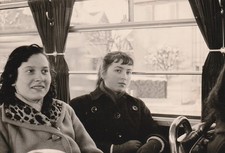 Vintage Foto  Schöne Frauen im Mantel Reisebus Mode Momentaufnahme-60er Jahre-2
