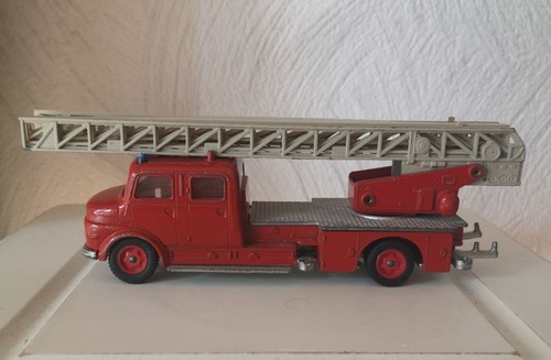 Feuerwehrauto mercedes benz - feuerwehrauto,