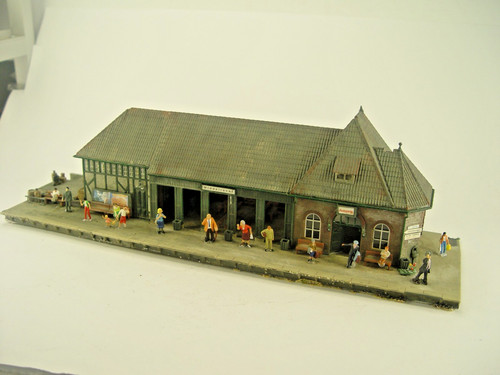 Bahnhof mit figuren - bahnhof,