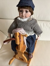 Porzellan Puppe mit Holzpferd Ca 40 Cm Hoch und Ca 30 Cm Breit Top Zustand