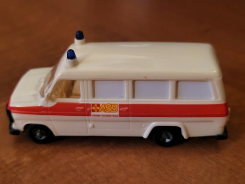 Krankenwagen modell praliné - krankenwagen,