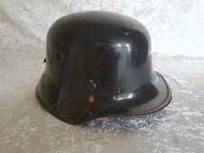 Alter schwarzer Feuerwehrhelm mit Helmeinsatz
