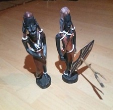 2 Verschiedene Handgeschnitzte