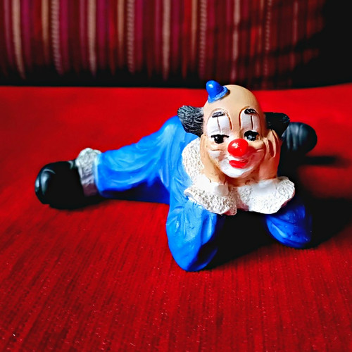 Clown figur liegend blaues - clown,
