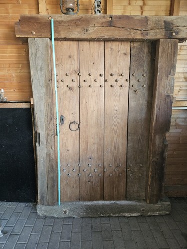 Historische burgtür aus holz - burgtür,