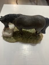 Pferde Figur trinkend aus Trog