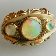 Sehr schöner alter 333er Goldring mit 3 Edelopale D161