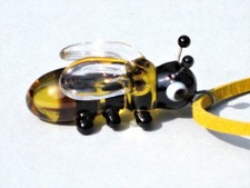 Glas Anhänger mit Lederhalsband. Biene.