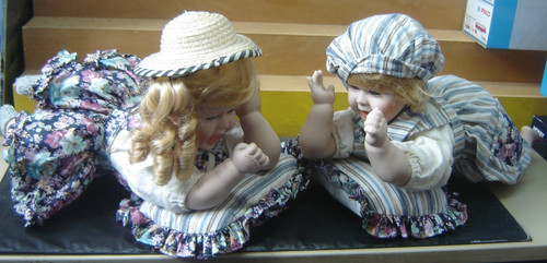 Puppenkinder beim krabbeln - puppenkinder,
