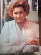 Mollie Sugden signiertes