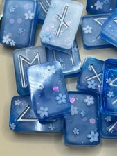Runensteine NEU Resin mit Blüten eingearbeitet Weiß Blau Handmade 