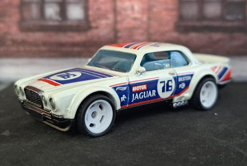 Hot wheels jaguar xjc - 1/64,