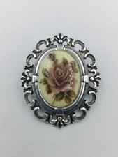 Vintage-Brosche mit Rosenmotiv im Silberrahmen