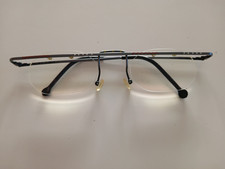 Brillenfassung rahmenlos grau-blau mit dezenten Farbtupfern