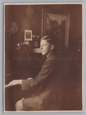 Junge spielt am Klavier Piano