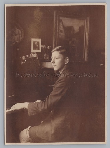 Junge spielt klavier piano - spielt,