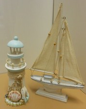 Maritim DEKO, Segelboot mit Stoffsegel auf Sockel + ein Leuchtturm unbenutzt!