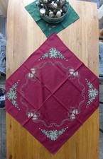 2 Weihnachtsdecken gestickt MITTELDECKE UND ZIERDECKE, festlich auf rotem Grund