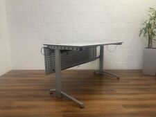 Vario Sitz-Steh-Schreibtisch 180x80 Knieraumblende Memory grau