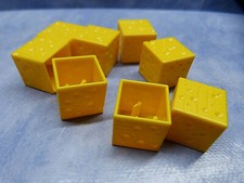 21544. Spielfiguren  Käsewürfel Käsestücke  Plastik  8 Stück