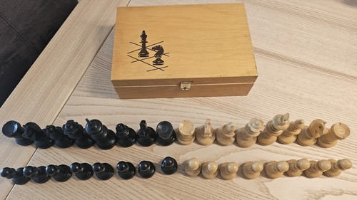 Schachfiguren aus holz und - holz,