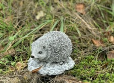 Steinfigur kleiner Igel Ferdi Frostfest Gartenfigur Deko Steinguss Wetterfest  