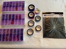 Perlen zum Auffädeln, Messingornamente  und Kristalle von Karin Jittenmeier