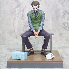 Actionfigur Joker Seduto 27 cm DC Set Zubehör in PVC 