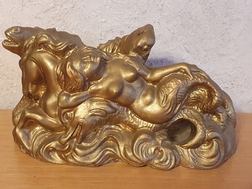 Goldfarbene figur einer - goldfarbene,
