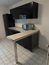 Moderne Hochglanz Schwarze Küche mit Elektrogeräten