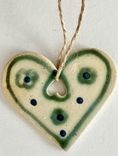 Herz beige-grün Ton 7 x 8 cm, zum Aufhängen Dekoration Deko Decor