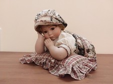 Liegende Porzellansammelpuppe mit Kissen ca. 40 cm groß