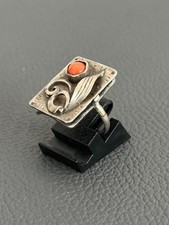Alter Ring mit kleiner Koralle