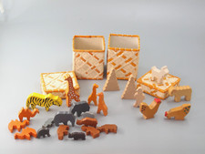 kleine Holzfiguren, Bauernhof- und Zootiere, zweidimensional, in zwei Bastboxen