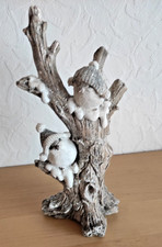 Winterliche Dekofigur mit drei Vögeln auf Baumstamm, Kunststein