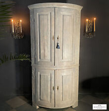 Gustavianischer Tonneneckschrank, Schweden um 1890