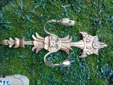 Wandleuchte aus Holz mit