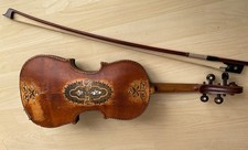 Geige, antik, um 1900, reich mit Perlmutt verziert, mit Geigenbogen und Koffer