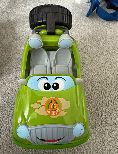 Grünes kinder spielzeugauto - grünes, kinder-spielzeugauto