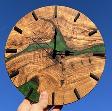 Wanduhr aus Olivenholz mit Epoxidharz 