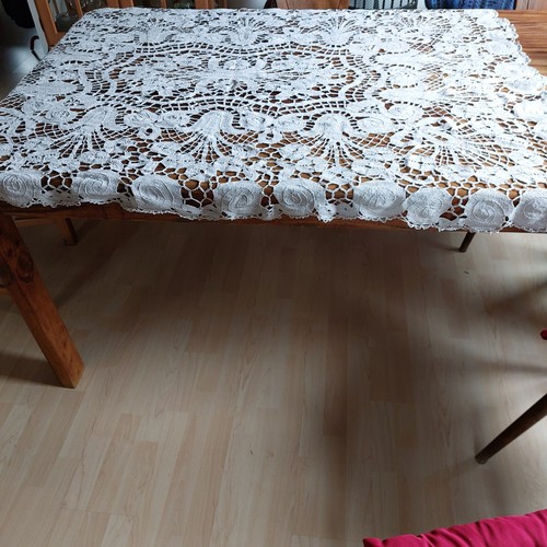 Spitzendecke grau weiß