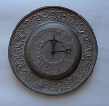 Zinn Uhr Handarbeit Quarz Wand 1972 Ziffern römisch + arabisch Rand negativ pati