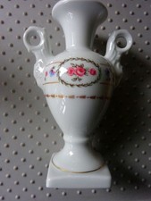 ROYAL LIMOGES:  kleines Pokal-Väschen aus Porzellan, weiß mit Golddekor + Blumen