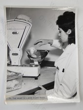 Frau wiegt weiße Ratte Berkel