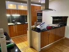 Acht Meter hochwertige Küche mit neuwertigen Geräten von Bosch, NEFF, etc. 