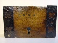 London and North Western Railway, Gangers Hut, Holztürschloss.