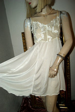 Sanft glänzendes Negligee Lingerie Nachtkleid weiß saumweit Stickerei 40/42