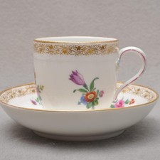 KPM Berlin Osier Kaffeetasse mit Untertasse, 1.Wahl, Blumenmalerei, Goldrand