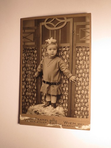 Kleines mädchen mit schleife - kleines,